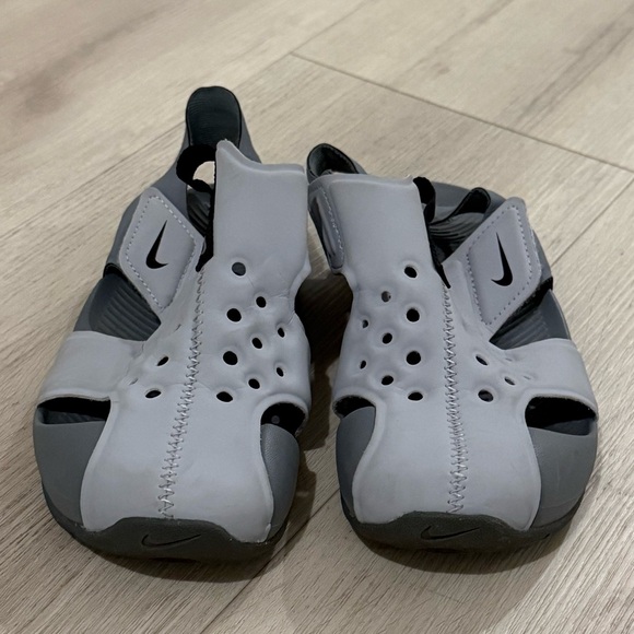 Nike Little Kids Sandals Shoes Size 13C Gray Black Lightweight gently used. - Picture 5 of 6